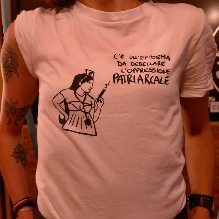 maglietta in cotone bianca di vulvonika illustrazione contro il patriarcato