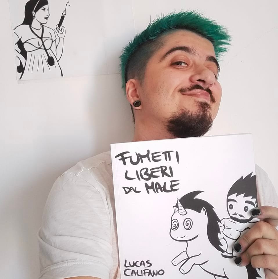 Lucas Califano con in mano il suo libro fumetti liberi dal male